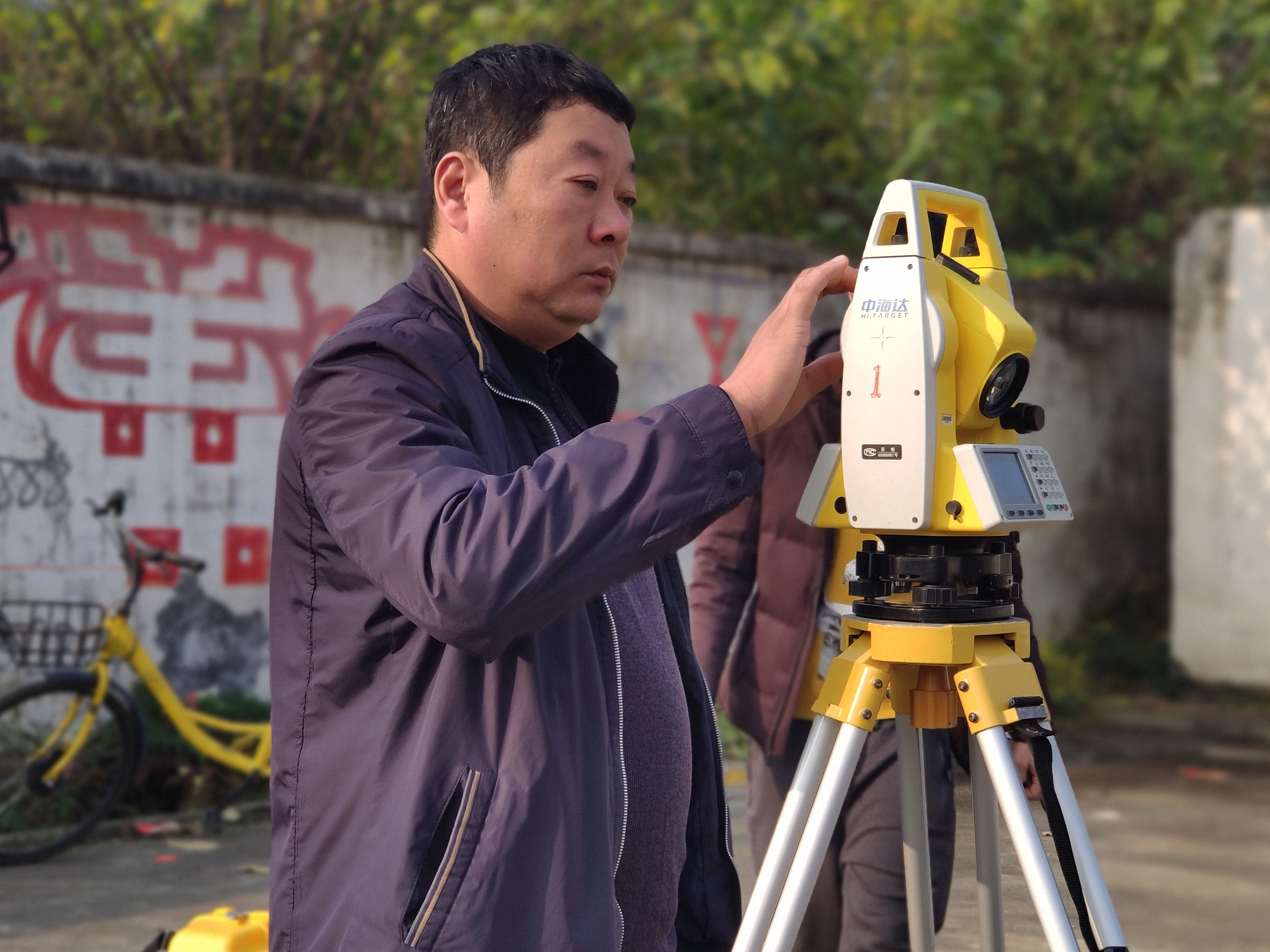 測量員需要了解的隧道測量要點--后就可以進行隧道進出口包括支洞，斜井進口的開挖放樣，當洞臉形成后，根據圖紙以及施工組織設計，將隧道輪廓開挖線在洞臉上標出。