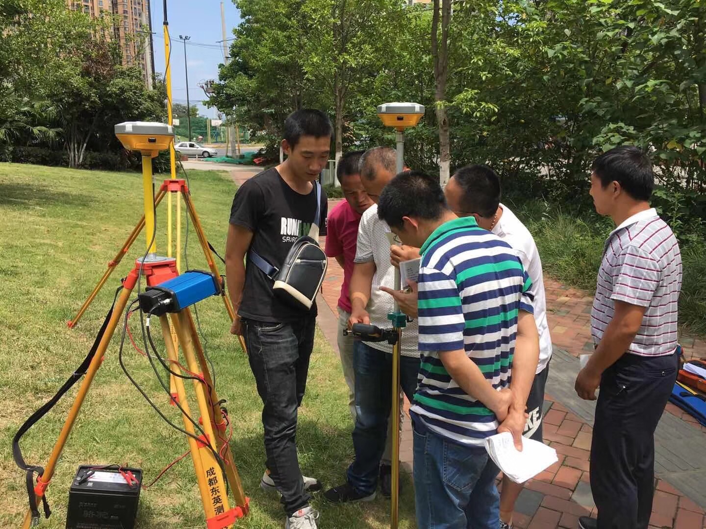土建資料員的工作內容：施工準備需做哪些準備呢？--現場準備三通平、工程定位放線及復核、施工許可證申報、質監申報、臨時占用道路申報、現場文明施工圍蔽、臨施建造、材料、機具組織進場。