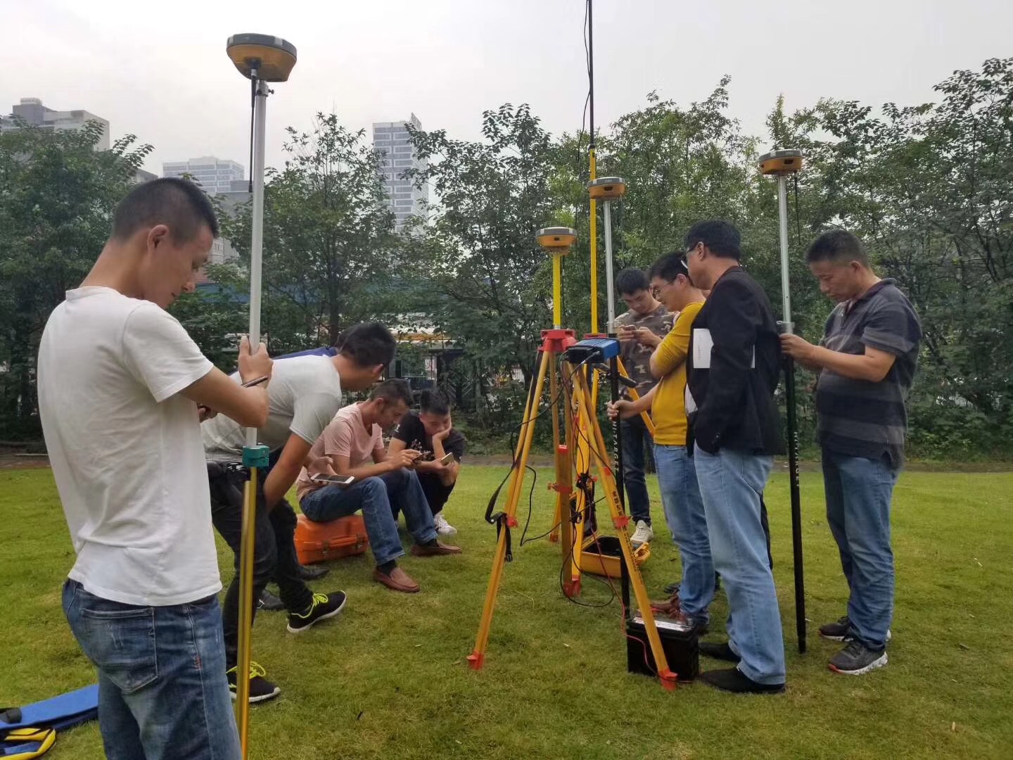 RTK的優點--如果把RTK用在道路控制測量、電力線路測量、水利工程控制測量等則不僅僅可以減少人力強度、節省費用，而且大大提高工作效率。