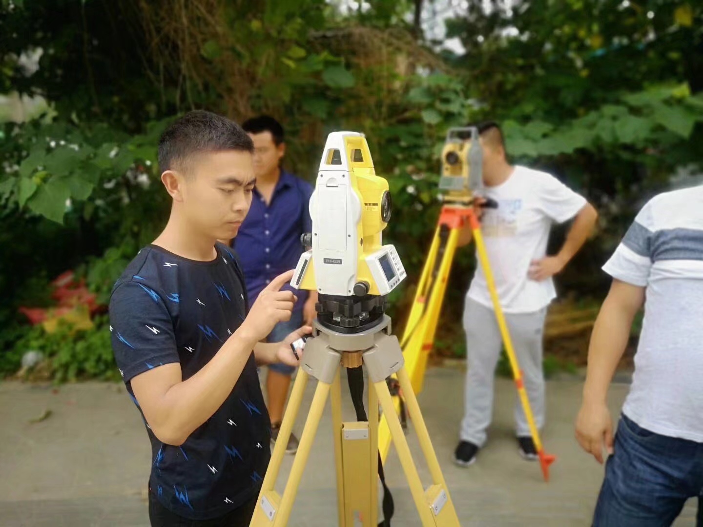 土建資料員的施工階段的工作內容是什么？--現場料具管理包括：生產工具(做好發放與回收)、現場材料(施工平面布置圖分類堆放并加標色),周轉料(分類堆放)。