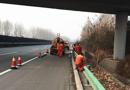 道路設(shè)施容易損壞的部位的常見問題及措施：道路建成后，路面會經(jīng)常出現(xiàn)不同程度的損壞，當(dāng)然這種情況出現(xiàn)多的地方是施工中被疏忽的地方。