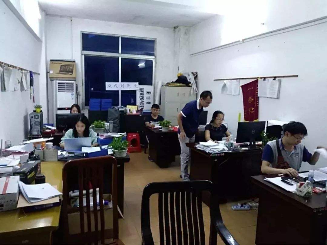 土建資料員在竣工驗(yàn)收階段的工作內(nèi)容：技術(shù)資料整理，其包括了施工日志、變更工程、施工驗(yàn)收及檢查記錄,材料試驗(yàn)報(bào)告,質(zhì)量檢查驗(yàn)收記錄,資料應(yīng)及時(shí)記錄及時(shí)簽證及時(shí)積累,及時(shí)整理。(注：技術(shù)資料是甲方用作核對(duì)結(jié)算的依據(jù),不容忽視。)