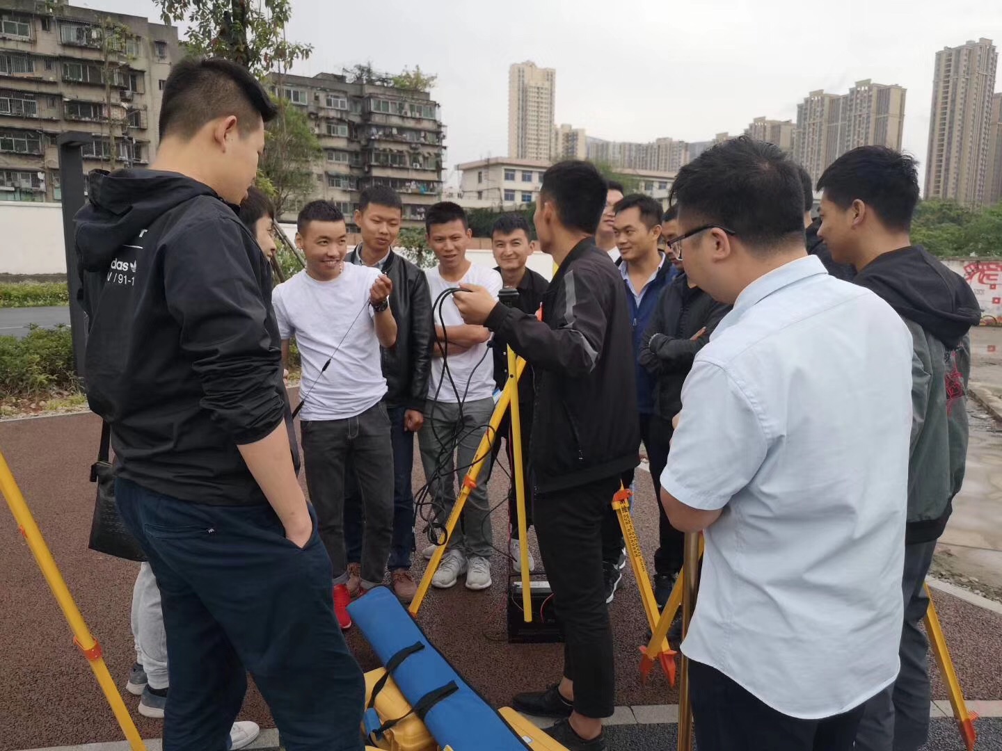 如何使用全站儀進行施工放樣和后方交會？